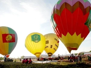 Les équipes préparent pour le Festival international de montgolfières du Vietnam-Binh Thuân 2012 (Source:AVI)