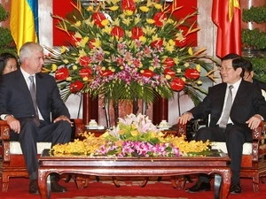 Le président du Vietnam Truong Tan Sang et le ministre ukrainien de la Défense, Salamatin Dmitry Albertovich. (Photo: Nguyen Khang/AVI)