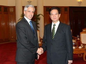 Le Premier ministre Nguyen Tan Dung reçoit le vice-président bolivien Alvaro Garcia Linera. (Photo: Duc Tam/AVI)