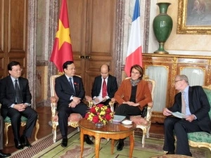 Le vice-président Huynh Ngoc Son et la première vice-présidente de l'AN française, Mme Laurence Dumont. (Photo: Lê Hà/Vietnam+)