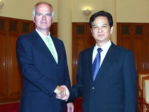 Le Premier ministre Nguyen Tan Dung reçoit l'ambassadeur et chef de la mission de l'UE au Vietnam, M. Franz Jessen. (Photo: Duc Tam/AVI)