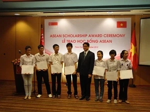 La cérémonie de bourses d'études de Singapour à sept étudiants vietnamiens du Nord. (Photo: Vietnam+)