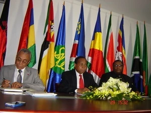Les représentants des ambassades du Mozambique, d'Afrique du Sud et d'Angola lors du point de press à Hanoi (Photo: Do Quyen/ Vietnamplus)