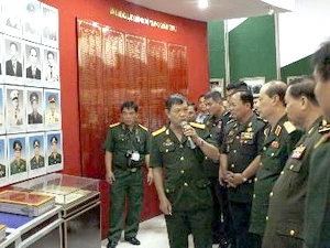 Des anciens militaires cambodgiens au Vietnam visitent le musée Dong Nam Bo (Nam Bo Oriental) - Photo: The Anh/AVI.