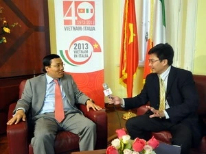 L'ambassadeur du Vietnam en Italie, Nguyen Hoang Long, à gauche, lors d'un interview accordée lundi au correspondant de l'AVI.