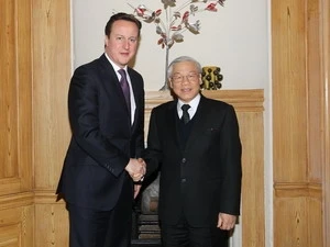 Le PM M. David Cameron accueille le chef du PCV Nguyen Phu Trong. (Photo: Tri Dung/AVI) 