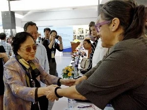 Mme Nguyễn Thị Bình rencontre les témoins historiques. (Photo: The Anh/AVI)