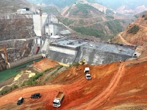 La construction de la centrale hydroélectrique de Ban Chat. 