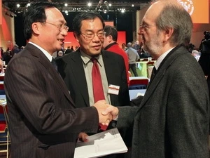 Le chef de la délégation du Parti communiste du Vietnam Nguyên Van Thanh (gauche) et le représentant du Parti communiste français. (Photo: AVI)
