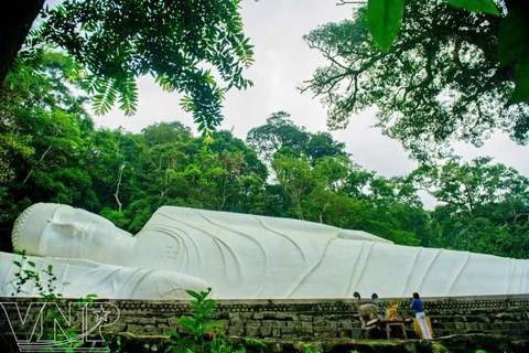 La statue de Bouddha couché la plus grande d'Asie du Sud-Est sur la montagne de Tà Cu (Source: vietnam.vnanet.vn)