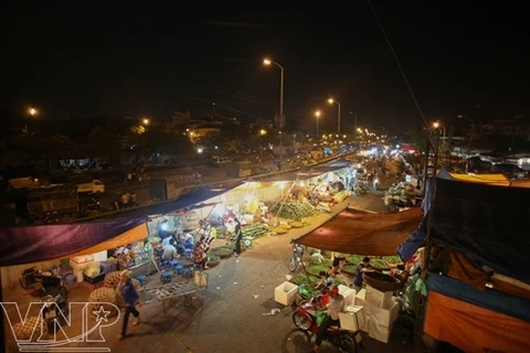 Un coin du marché nocturne de Long Biên. (Source: AVI)