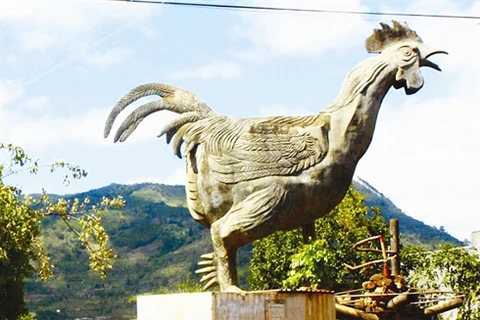 La fameuse statue en béton du «coq à neuf ergots» du village de K’Long. (Photo: Nguyên Dung/CVN)