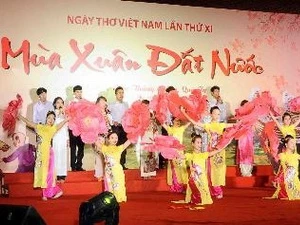Un programme artistique à l'occasion de la Journée de la poésie vietnamienne. (Photo: Minh Duc/AVI)