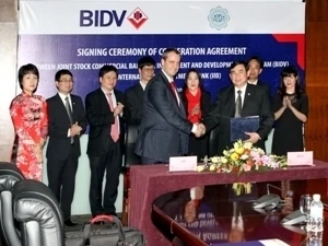 Les dirigeants de l'IIB et de la BIDV signent vendredi la convention de coopération. (Source: BIDV)