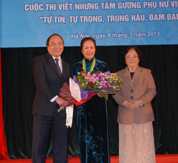 Le vice-Premier ministre Nguyen Xuan Phuc remet le prix Kovalevskaia de 2012 au professeur-docteur, Mme Bach Khanh Hoa. Source de photo : VGP/Lê Sơn