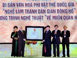 La cérémonie de remise du certificat de reconnaissance du métier de fabrication des estampes populaires de Dông Hô en tant que patrimoine immatériel national. (Photo: Minh Duc/AVI)