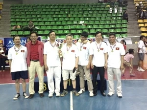 L'équipe des cadres de l'ambassade du Vietnam au Caire, champion du tournoi d’amitié de ping-pong de l’ASEAN. Photo: Hoang Chien/AVI