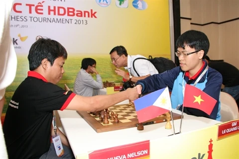 Le joueur d'échecs vietnamien N°1, Lê Quang Liêm (droite). Photo : Quang Châu/VNA/CVN