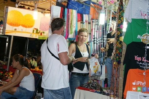 De nombreux visiteurs étrangers adorent l’ambiance animée des marchés asiatiques et en profitent pour trouver des souvenirs. Photo : Thu HàV/AVI 