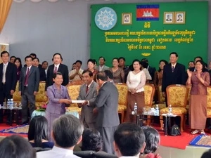 Mme Men Sam An remet la décision de la fondation de l'Association d'amitié Cambodge-Vietnam de la province de Kampong Chhnang au gouverneur Tuoch Marim. (Photo: Xuân Khu/Vietnam+)