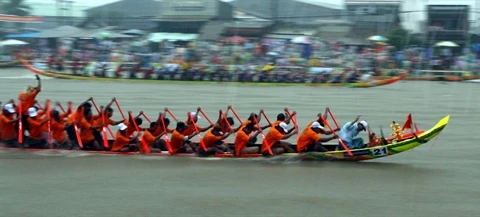 Course de ghe ngo, le 25 novembre dans la ville de Trà Vinh (delta du Mékong). Photo : Duy Khuong/AVI