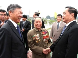 Le Premier ministre laotien Thongsinh Thammavong et des prticipants au séminaire. (Photo: Hoàng Chương/Vietnam+)