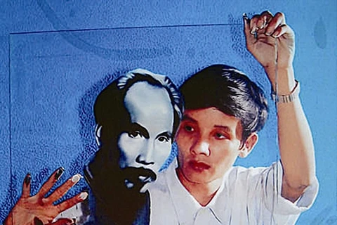 Doàn Viêt Tiên a composé plus de 300 peintures sur verre avec son sujet favori : le Président Hô Chi Minh. Photo : VNA 