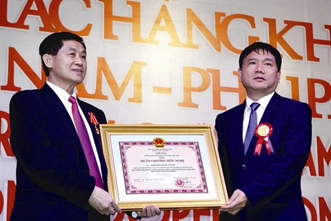 Johnathan Hanh Nguyên (gauche) reçoit l’Ordre d’amitié du président de la République, des mains du ministre du Transport et des Communications, Dinh La Thang. Photo : Hoàng Hai/VNA