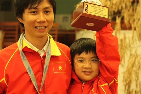 Nguyên Anh Khôi (droite) remporte la médaille d’or, U-10, aux Championnats d’échecs junior de 2012. Photo : VNA