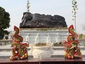 La plus grande statue du Bouddha en saphir de Binh Duong. 