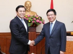 Le ministre vietnamien des Affaires étrangères Pham Binh Minh reçoit le secrétaire permanent du ministère thaïlandais des AE Sihasak Phuangketkeow. (Source: VNA)