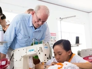 Le directeur exécutif de l'UNICEF Anthony Lake visite le Centre de soins des enfants handicapés de Da Nang. (Source: UNICEF) 