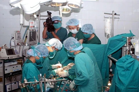 Une opération de cardiopathie financée par le programme «Trai tim cho em». Photo : Huu Oai/VNA