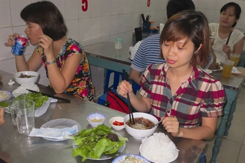 Le bun cha est un des plats préférés à Hanoi, surtout pour le repas du midi. (Source: VNA) 