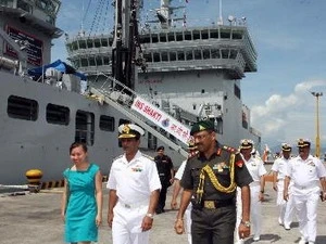 Les officiers de la Marine indienne arrivent au port de Tien Sa. Photo : Le Lam/VNA