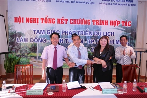 La cérémonie de signature du nouveau projet de collaboration pour la période 2013 – 2018, entre les trois localités concernées. Photo : Nguyên Dat/VNA