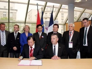 La cérémonie de signature des accords entre l'Institut de la médecine maritime du Vietnam et l'Université de Bretagne occidental (Photo: Le Ha/Vietnamplus)