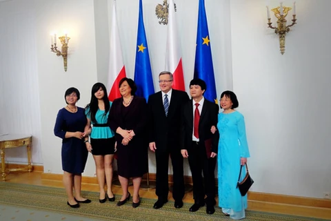 Le président polonais, son épouse et la famille de Mai Xuân Ly (2e à droite) lors de la cérémonie de remise du titre de «Professeur d’État» au Palais présidentiel le 22 avril dernier. 