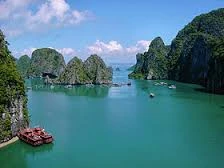 La baie d'Halong. Source: Internet