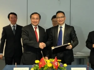 Le chef du Département général de la douane vietnamienne Nguyên Ngoc Tuc et son homologue hongkongais Clement Cheung. (Source: VNA)