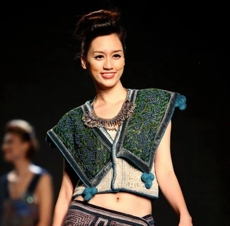 Les vêtements en thô câm de la styliste Minh Hạnh. (Source: VNA)