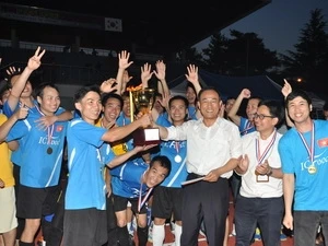 Le professeur Park Kyun-ik remet le prix à l'équipe de football de l'Université nationale de Chungnam. Photo : Viet Cuong/VNA