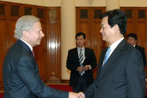 Le Premier ministre Nguyên Tân Dung et Kenneth Juster, directeur exécutif de la multinationale de l'investissement Warburg Pincus (Source: Internet)