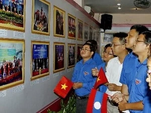Les jeunes vietnamiens à une exposition sur les relations Vietnam-Laos. Photo : VNA