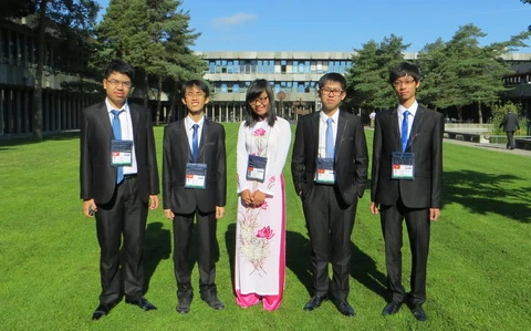 Les cinq élèves vietnamiens présents aux IPhO. Source: VNA