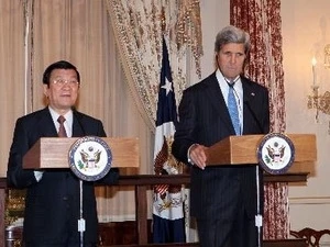 Le président vietnamien Truong Tân Sang (gauche) et le secrétaire d'État américain John Kerry. (Source: VNA)