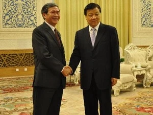 Le président de la Commission de propagande et d'éducation du CC du PCV Dinh Thê Huynh (gauche) et Liu Yun Shan, membre permanent du BP, secrétaire du Secrétariat du CC du Parti communiste chinois. (Source: VNA)