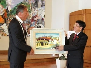Le dirigeant de ancienne cité de Hoi An, Nguyen Duc Hai offre un cadeau au maire de Wernigerode, Peter Gaffert. Photo : VNA