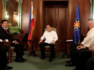 Le président philippin Benigno Aquino reçoit le ministre vietnamien des Affaires étrangères Pham Binh Minh. Source : AFP