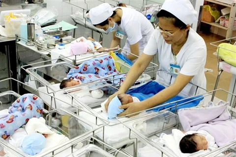 Sur les quelque 1,5 million de naissances intervenant chaque année au Vietnam, 27.000 meurent, soit 70 décès chaque jour. Photo : Duong Ngoc/VNA